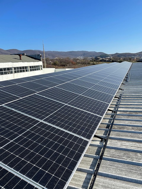 Monteurs installeren zonnepanelen op een dak in Utrecht