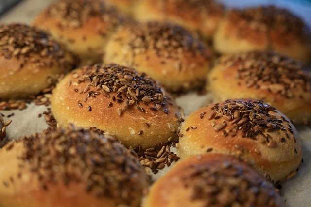 Vers zuurdesembrood op een houten werkbank