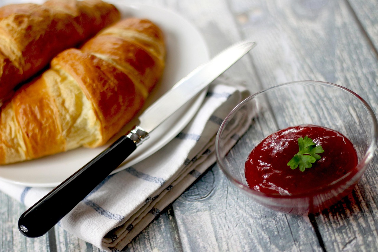 Gouden gebakken croissants op een marmeren dienblad met boterschaafsel