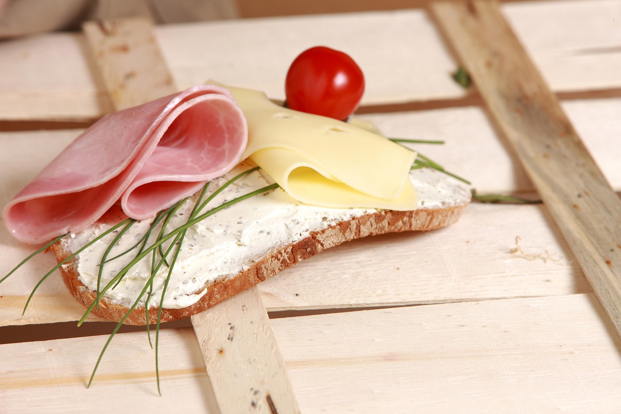 Gedekte brunchtafel met brood, confituur, eieren en vers jus d'orange